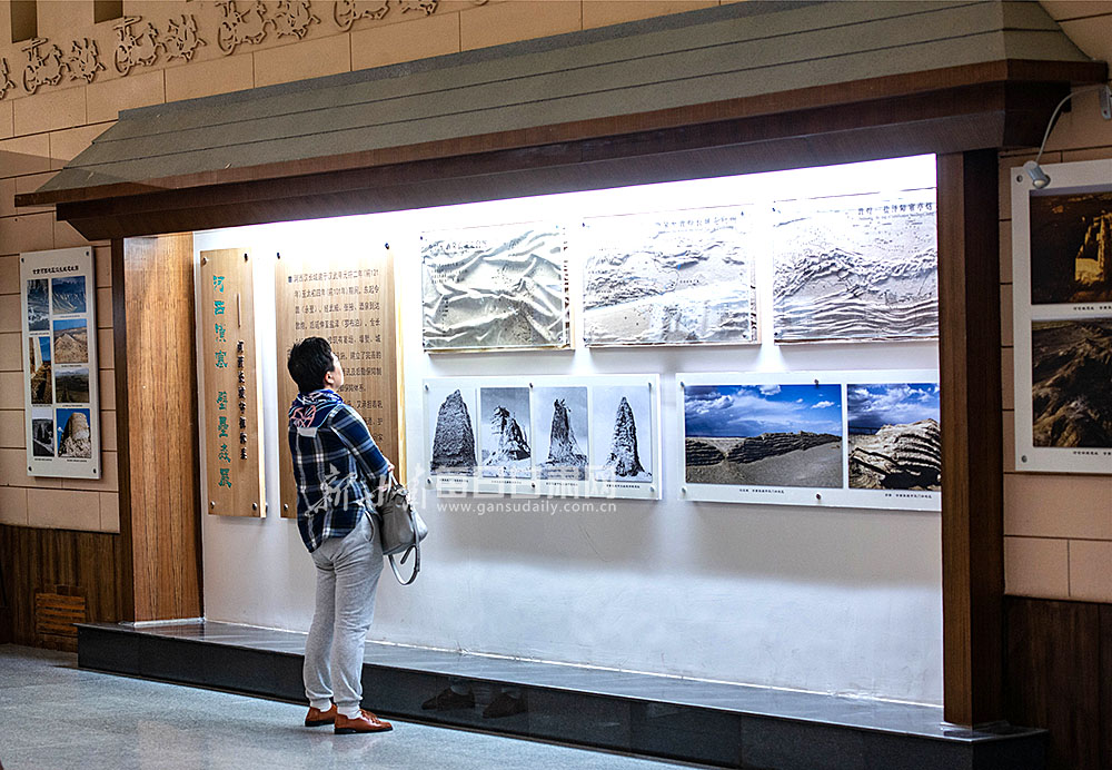 游客正在观看阳关两关汉塞文物展览。.jpg