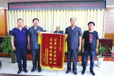 嘉峪关城区法院换思路巧执行 33名农民工拿到99万元劳务费