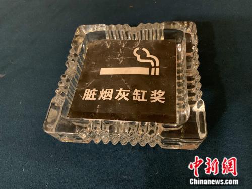 “脏烟灰缸奖”奖杯。杨雨奇 摄 点击进入下一页