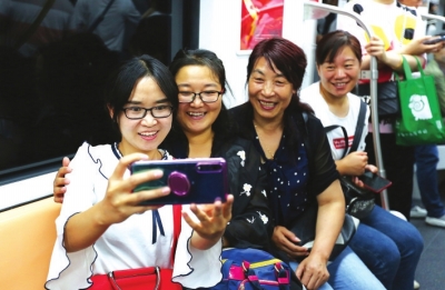 兰州地铁1号线开通首日 22万人次尝鲜