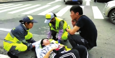 兰州一女子骑车被撞 环卫工脱下工服垫身下