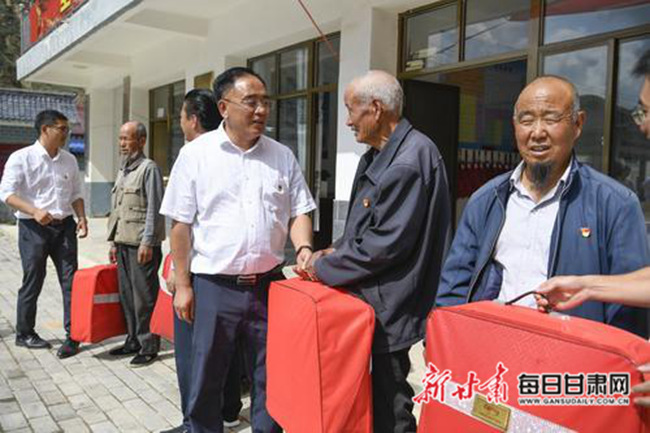 “鞋垫”书记扶贫记