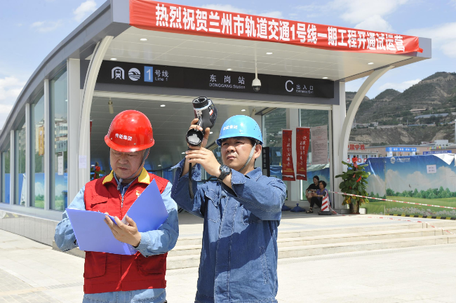 电力做“后盾” 地铁跑起来