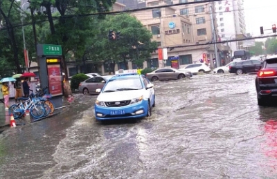 【雨袭金城】兰州市城关区东岗东路一只船北街十字路口积...
