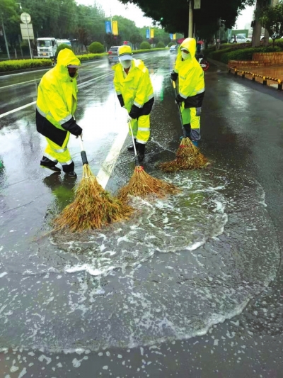 【雨袭金城】兰州城关环卫全员出动排水除泥