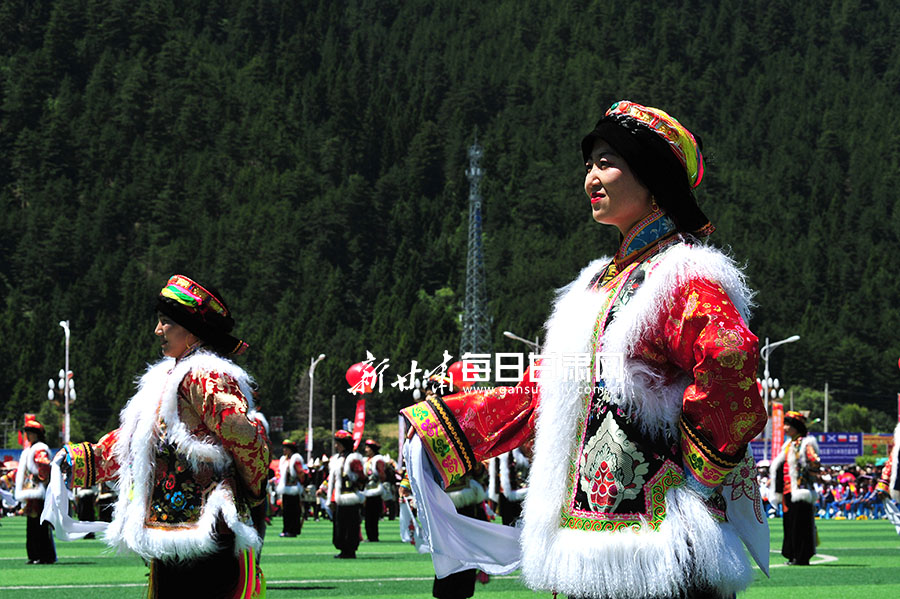 迭部三大节会开幕民族服饰演绎藏乡风情图