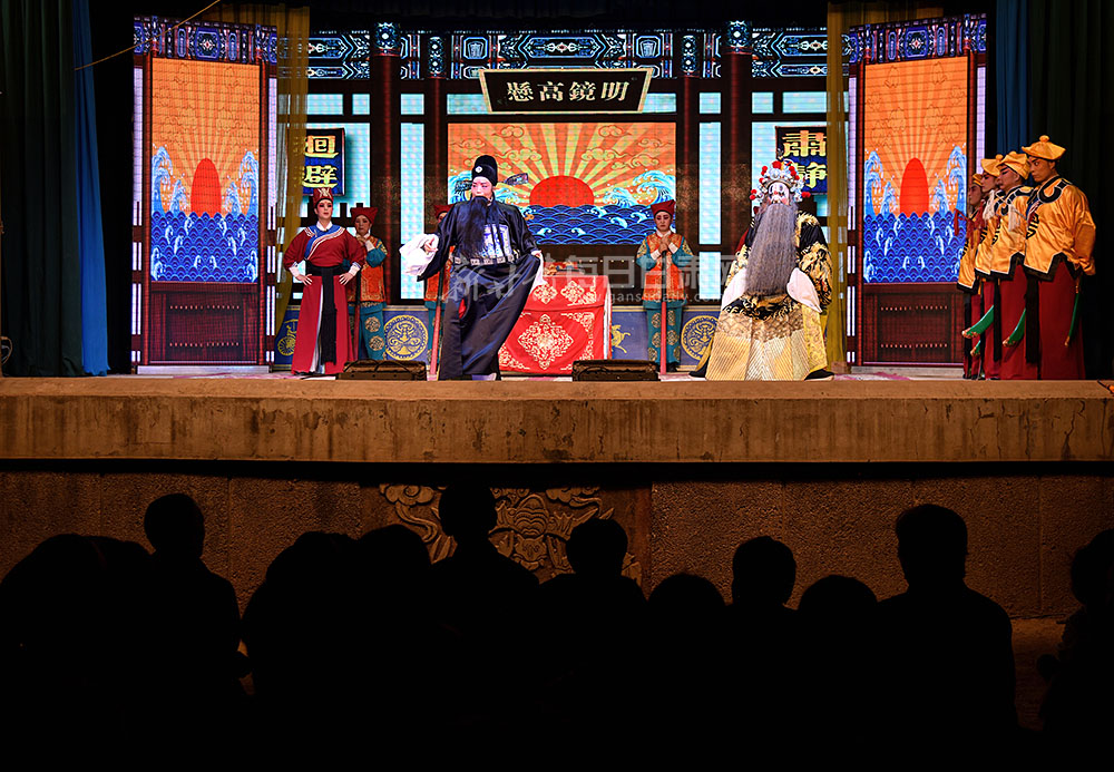 圖為群眾夜間觀看演出.jpg