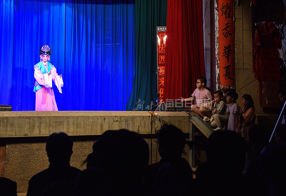 圖為群眾觀看夜間的演出.jpg