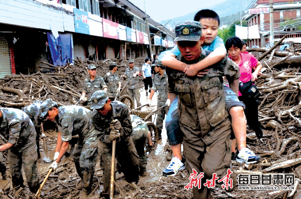 驻甘部队参加抗洪救灾.