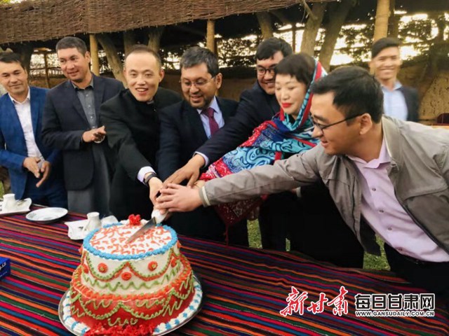 演出期间,当地政府还准备了庆祝中华人民共和国成立70周年的蛋糕.