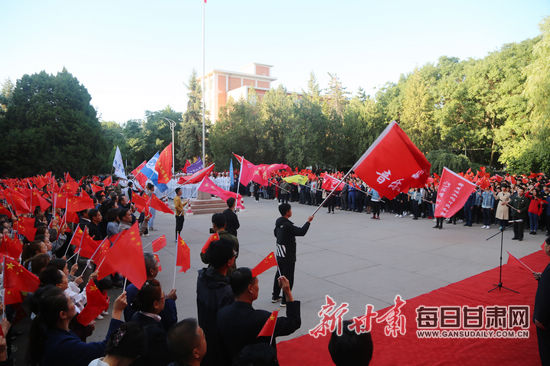 河西学院师生同升国旗、同唱国歌，共贺新中国成立70周年