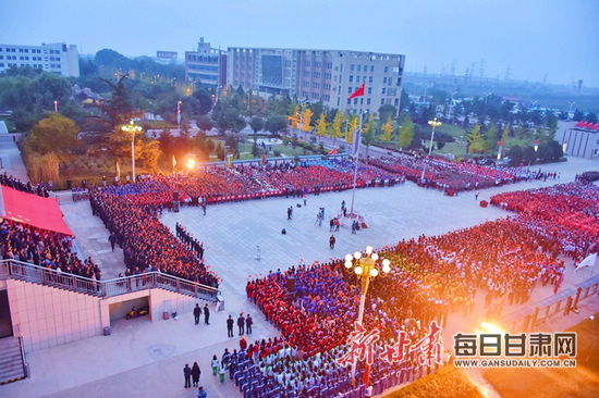 陇东学院举行庆祝中华人民共和国成立70周年升国旗仪式