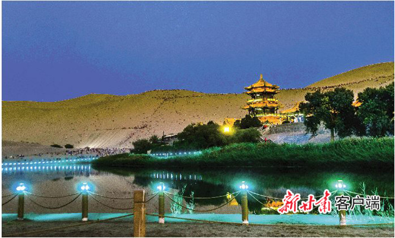 连日来,随着敦煌旅游持续升温,敦煌市各大景区游客爆棚。至7月29日,鸣沙山·月牙泉景区今年累计接待游客110万人次,较往年提前一周突破百万人次大关。 图为7月30日,中外游客畅游鸣沙山,欣赏傍晚迷人的大漠风光。 王斌银 摄.jpg