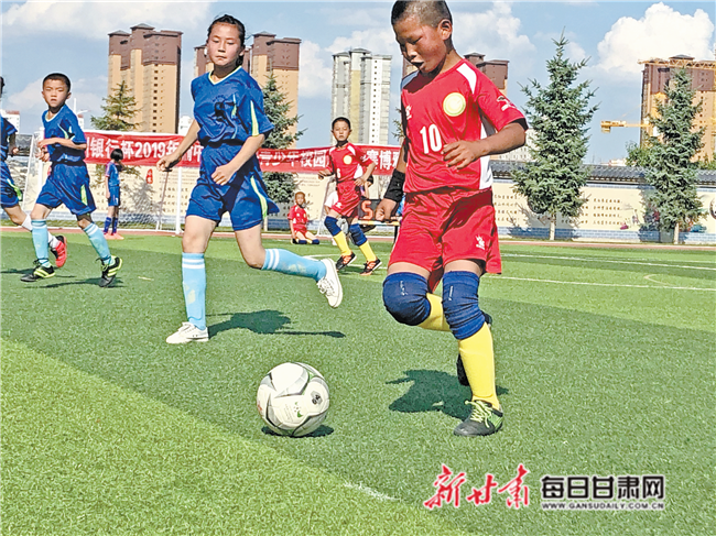 女孩子几岁可以踢足球吗,女孩子几岁开始来月经