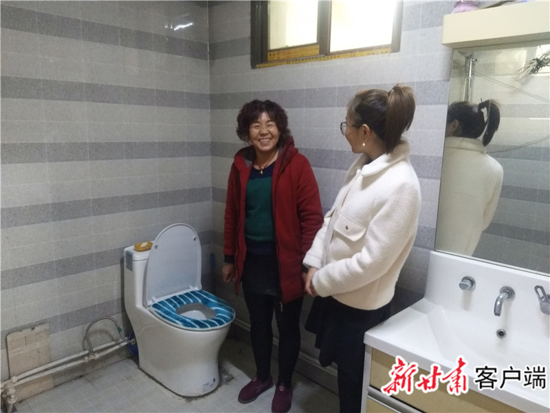 郭家堡镇干部正在与农户在新改造的厕所内交流——张建文拍摄.jpg