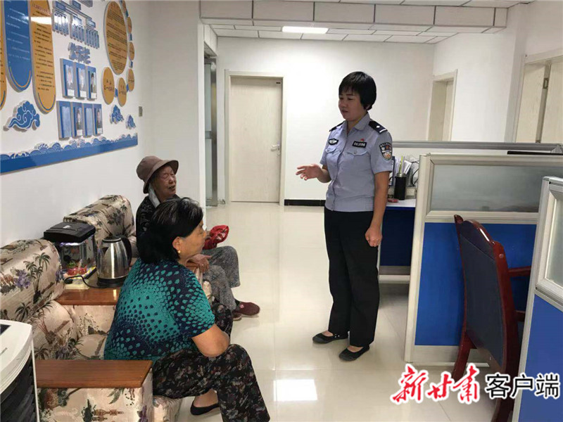 敦煌市社区警务室刘晓慧为群众解决纠纷——刘小先拍摄.jpg
