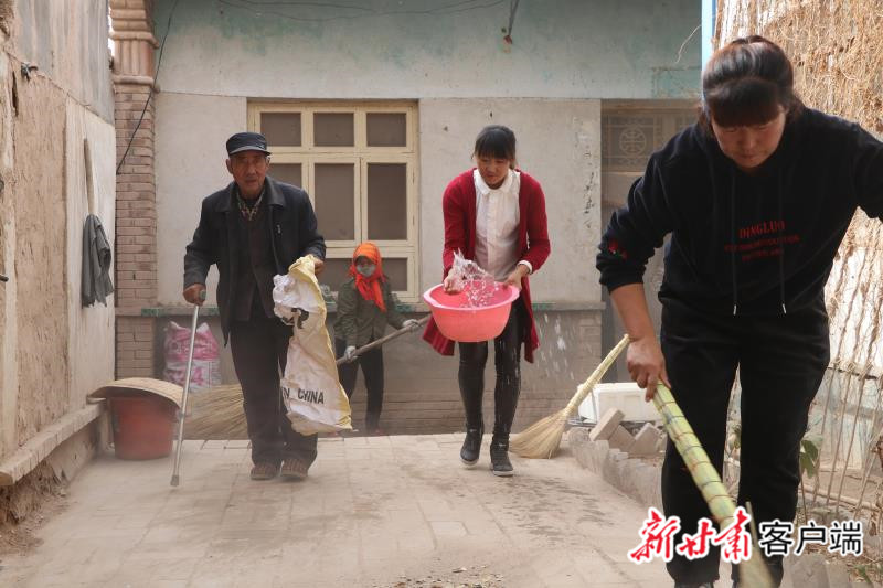 黄渠镇“爱心儿女队”给困难群众打扫卫生——李晓玲拍摄.jpg