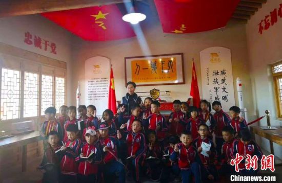图为孩子们参观兰州荣誉展馆并与韩梅合影。(资料图) 李维东 摄 图为孩子们参观兰州荣誉展馆并与韩梅合影。(资料图) 李维东 摄