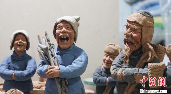 图为赵旭辉创作的泥塑作品《拾粪老汉》。 魏建军 摄 图为赵旭辉创作的泥塑作品《拾粪老汉》。 魏建军 摄