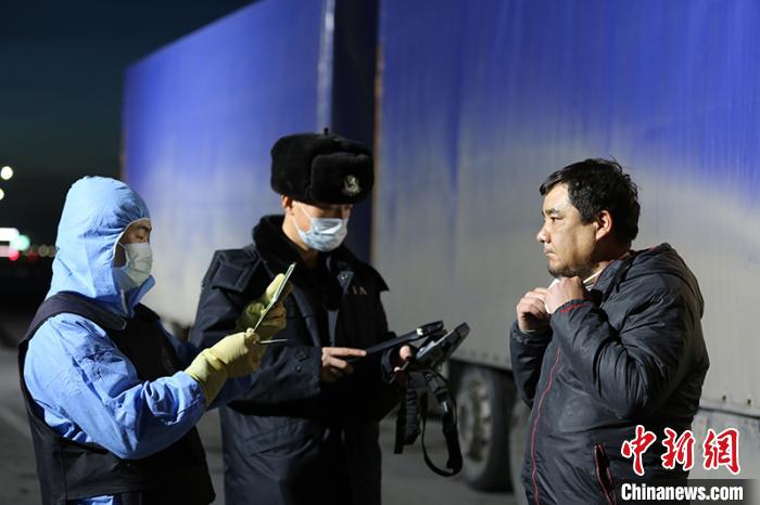 边检执勤民警对驾驶人员进行人证对照。 查瑞 摄 边检执勤民警对驾驶人员进行人证对照。 查瑞 摄