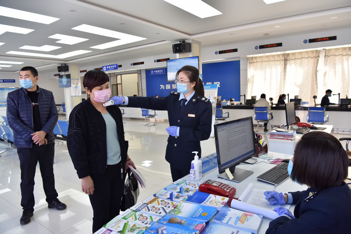 天蒙蒙亮,瓜州县税务局机关党委专职副书记王文宇和局里其他党员干部