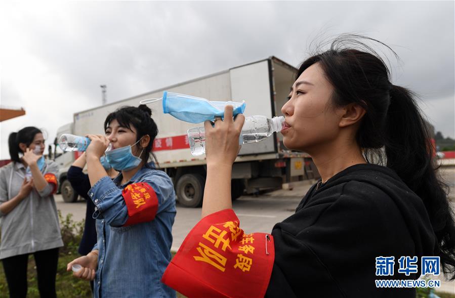 (聚焦疫情防控·新华视界)(1)在异乡支持家乡“战疫”的“姐妹花”
