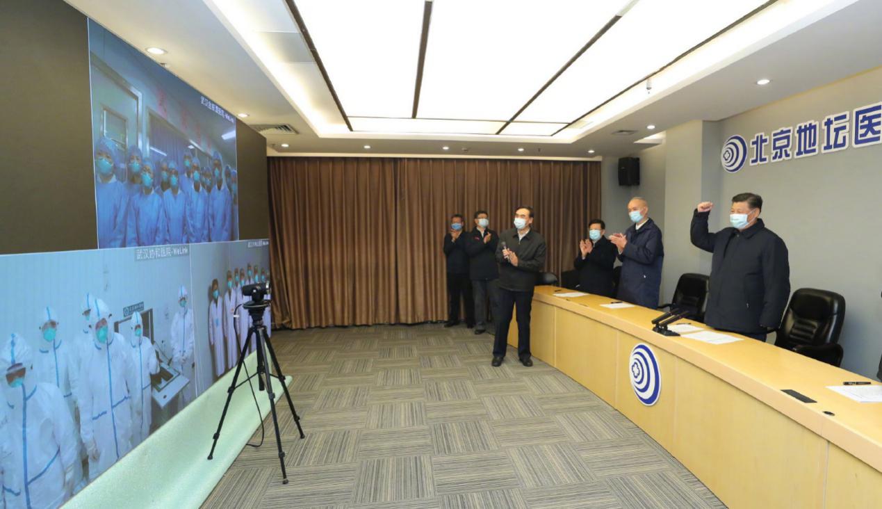 2��10�գ�ϰ��ƽ���׶�ҽ�ƴ�ѧ����������̳ҽԺԶ���������ģ�ͨ����Ƶ�����人�������¹ڷ��׻��ߵĽ���̶ҽԺ��Э��ҽԺ������ɽҽԺ���˽��������ȡ����ͽ��飬ο��һ��ҽ�����ߡ�