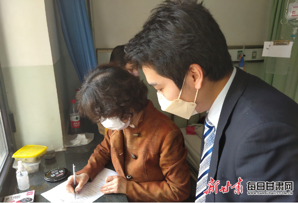 每日甘肃网讯 3月17日，中国银行兰州市明生广场支行为客户上门核实