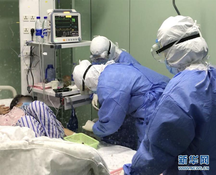 (一线抗疫群英谱·图文互动)(1)除夕夜奔赴隔离重症病房的侯坤