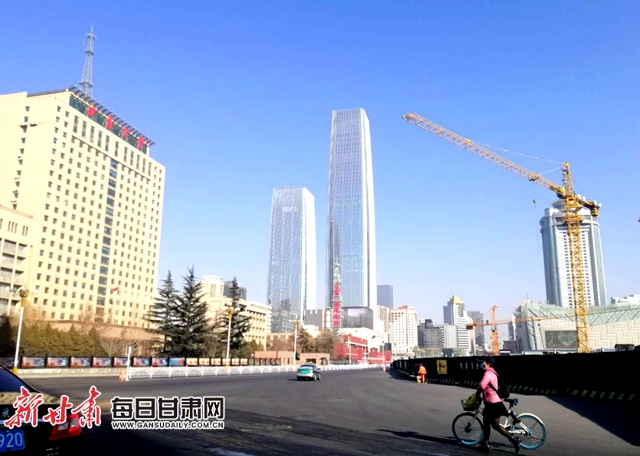 2020年2月22日下午,记者在兰州市广场西口拍摄的"兰州蓝 金奉乾 摄