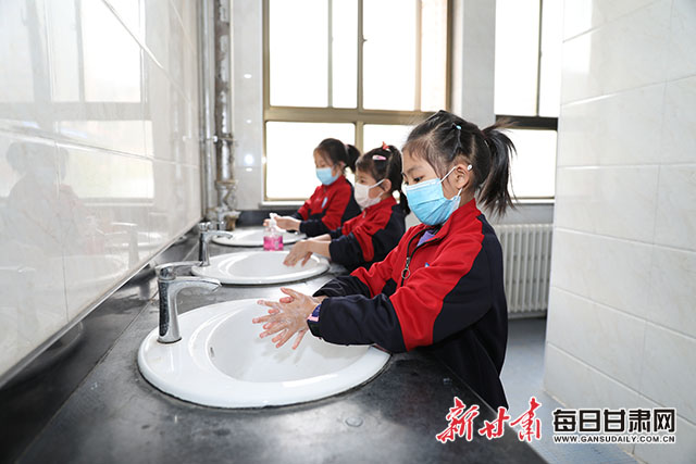 平凉广成学校一年级学生"七步洗手法"洗手