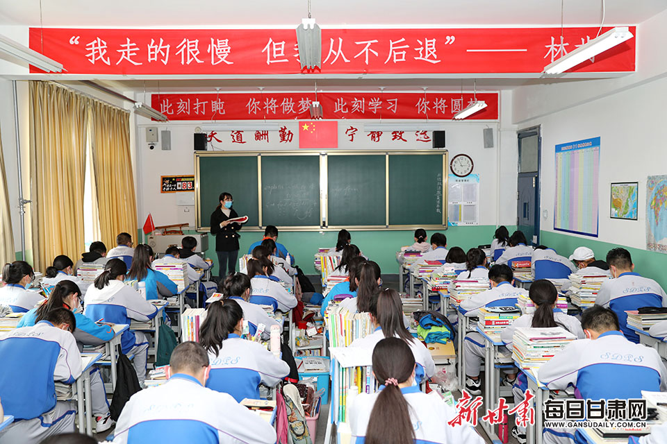 在陕西师范大学平凉实验中学，学生们回到阔别已久的教室.JPG