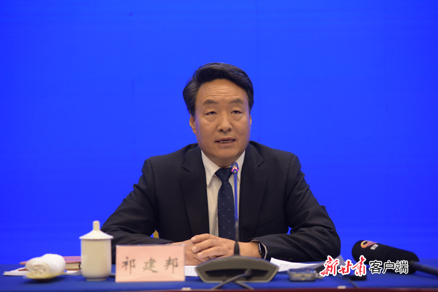 首先,请省政府副秘书长祁建邦先生介绍我省常态化疫情防控下积极有序