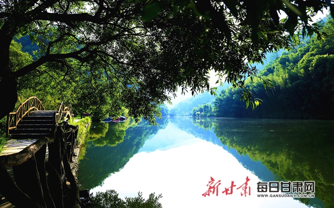 碧波荡漾天鹅湖 张 根摄 - 副本_副本.jpg