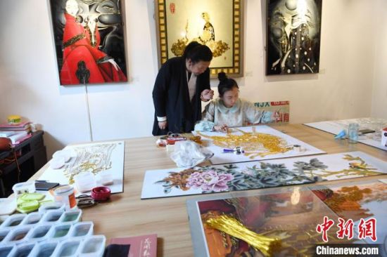 得知女儿有承袭父业的意向后,李海明“手把手”教学,并严格要求。从传习馆到艺术馆的设立,李海明父女将掐丝珐琅一步步带入普通民众的视野。 杨艳敏 摄 得知女儿有承袭父业的意向后,李海明“手把手”教学,并严格要求。从传习馆到艺术馆的设立,李海明父女将掐丝珐琅一步步带入普通民众的视野。 杨艳敏 摄