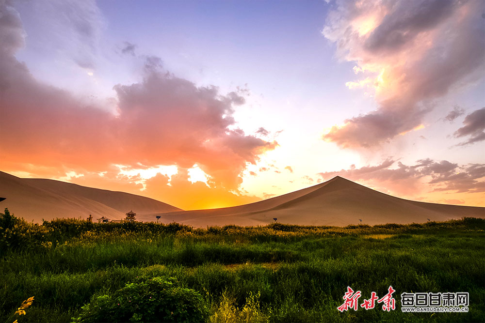 图库 编辑推荐  近日,雨后的敦煌鸣沙山月牙泉景区,空气清新,景色宜人