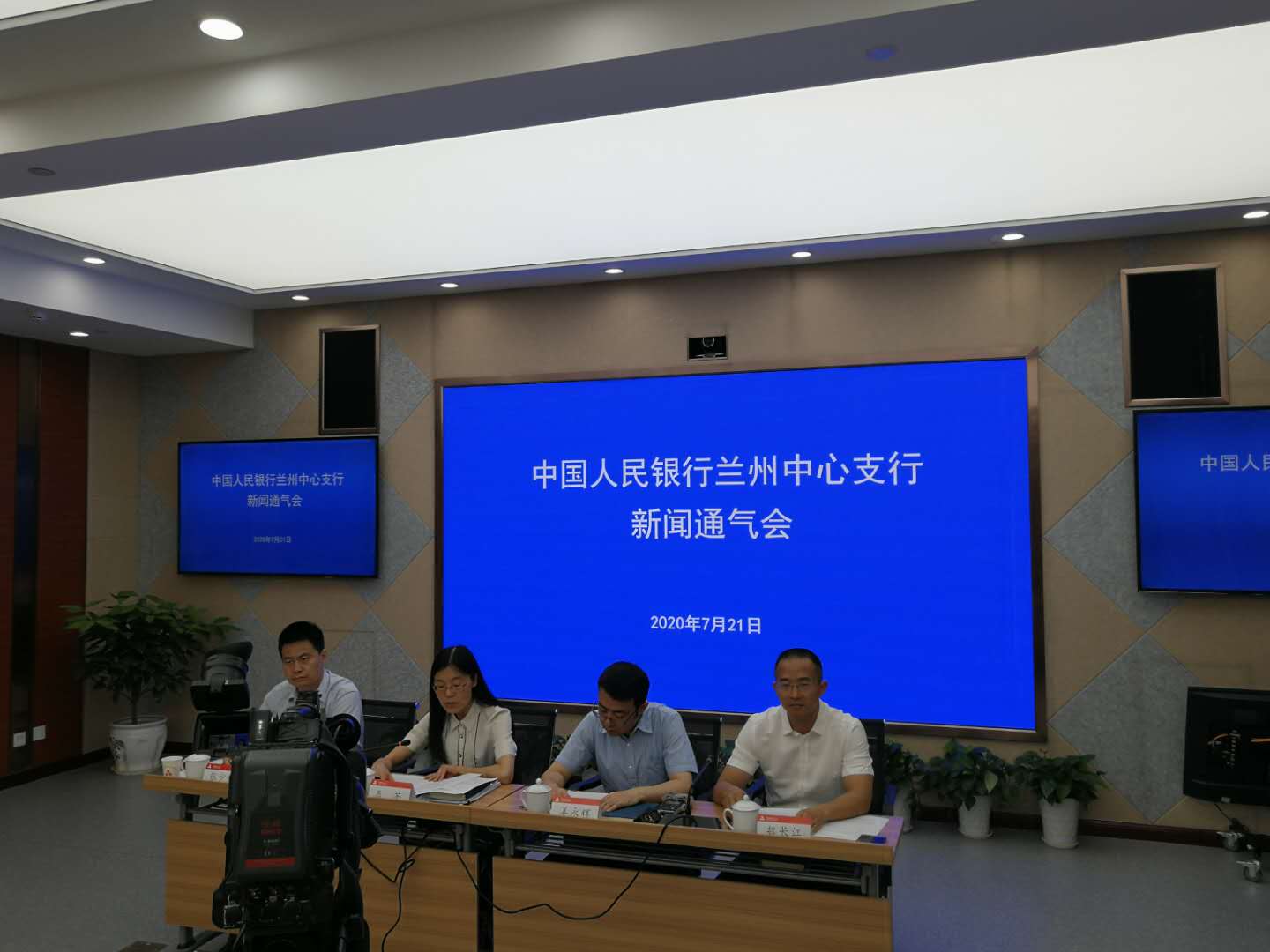 加1639亿元，较上年同期多增359亿元；同比增长7.23%，与上年同期基本持平。　　中国人民银行兰州中心支行召开新闻通气会介绍相关情况。新甘肃·甘