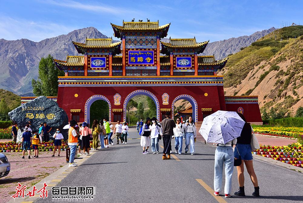 连日来,肃南裕固族自治县暑期旅游市场持续升温,客流不断增长.