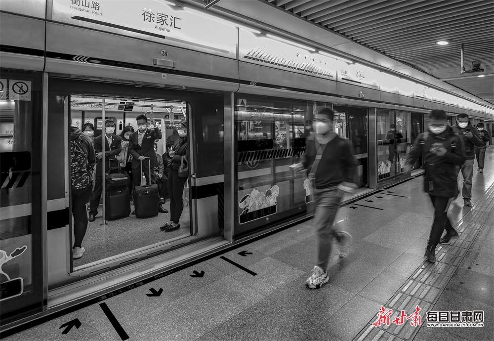12.《疫情让我们懂得珍惜生活》2020年3月20日上海地铁1号线,虽然仍在疫情期间,但是,都市里整天为生活而忙碌的民众照旧急匆匆的趁车或者下车。.jpg