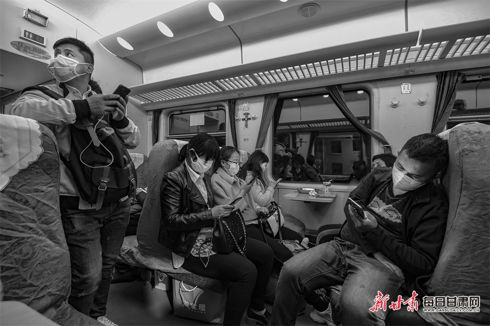 14.《疫情让我们懂得珍惜生活》2020年3月20日上海开往江西列车,疫情期间人们戴口罩互不说话,只得默默的各自看手机,不管在任何场合,看手机已经成为全民的一种喜好和时尚。.jpg