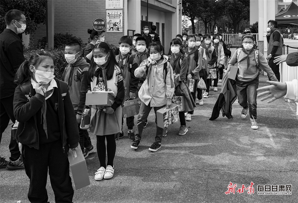 23.《疫情让我们懂得珍惜生活》2020年4月20日浙江嘉善县,疫情得到了很好的控制,全国各个学校逐渐的开始复课,学生放学时老师们引导学生走出校门。.jpg
