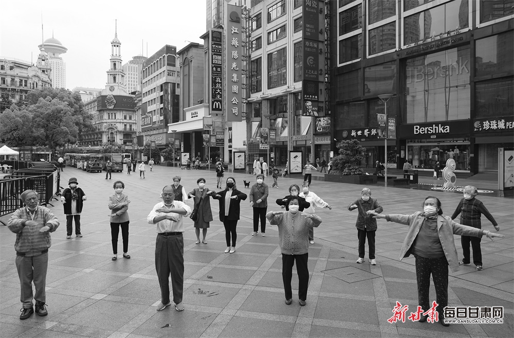 28.《疫情让我们懂得珍惜生活》2020年5月6日上海南京路,疫情得到很好的控制,老年人已经非常开心的走上街头做广播体操。.jpg