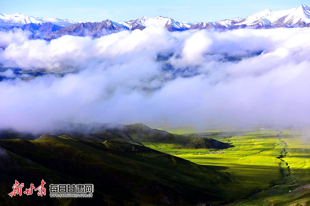 祁连山下雪山现壮观云海