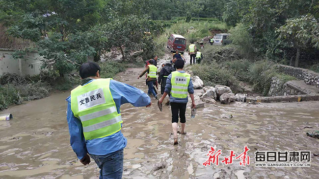 8月19日，文县石鸡坝基干民兵疏散撤离群众 副本.jpg
