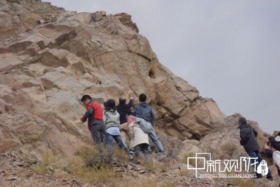 专家组在赤金峡摩崖石刻考察。 专家组在赤金峡摩崖石刻考察。