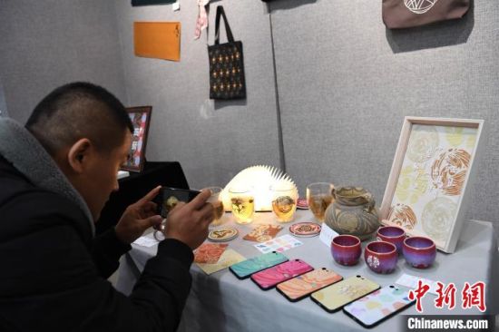图为兰州热销旅游文创产品。(资料图) 杨艳敏 摄 图为兰州热销旅游文创产品。(资料图) 杨艳敏 摄
