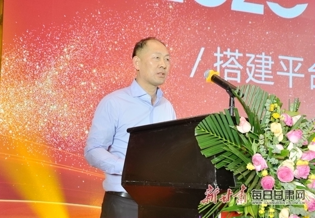 会长江福明作就职表态讲话换届大会上,江福明受第五届理事会委托向