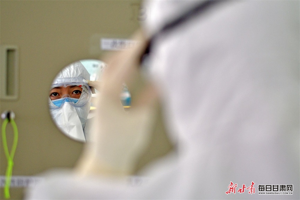 穿上“战衣“保护你(组照之一) 郑耀德摄影 荣获中国摄影出版社主办的战疫影像全国摄影大展入展作品.jpg