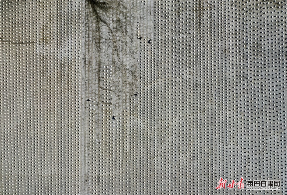 千年盐田忙冬运(组照之一) 郑耀德摄影 荣获中国摄影家协会主办的第三届中国工业摄影大展优秀摄影师.jpg