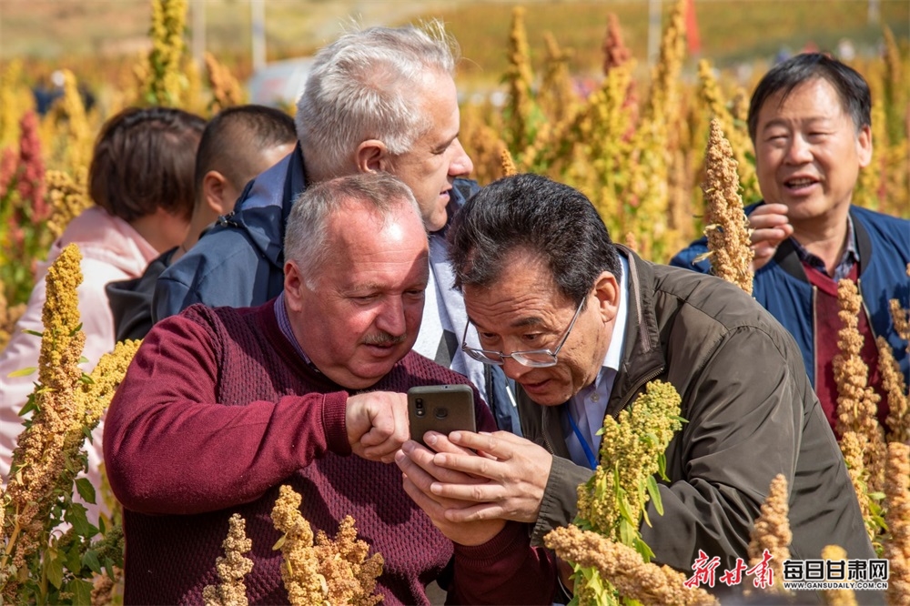 切磋 郭致仟摄影2020年12月21日 ”脱贫攻坚 圆梦小康“甘肃摄影大赛入选作品.jpg